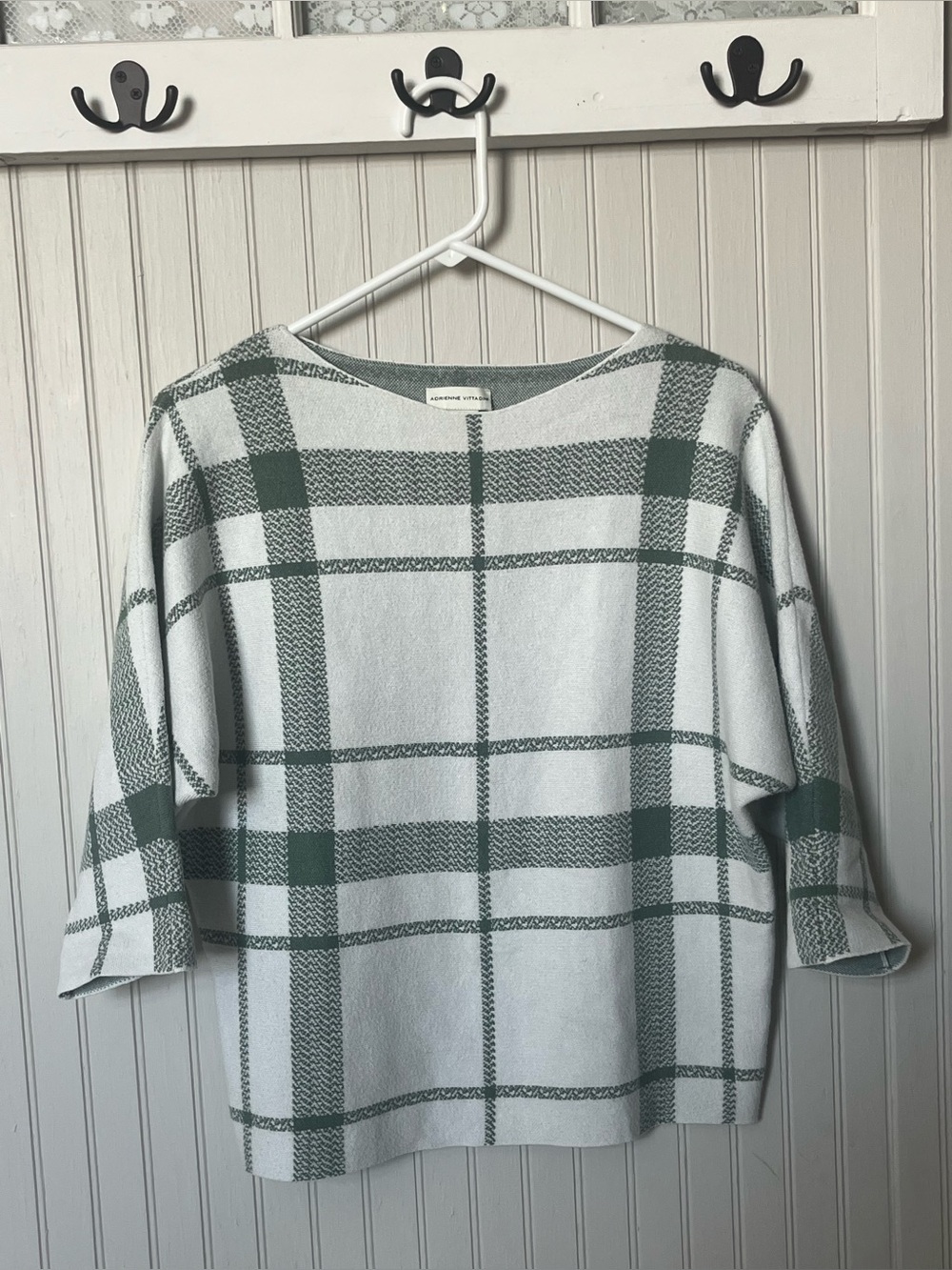 Adrienne Vittadini Green and White Thin Sweater